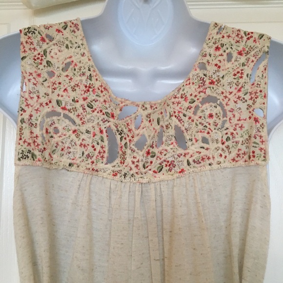 Summer Dress with Floral Back Detailš - Picture 4 of 8